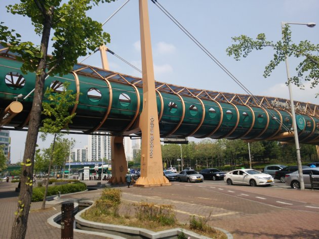 富川ターミナルソプンの建物と安重根公園を結ぶ通路